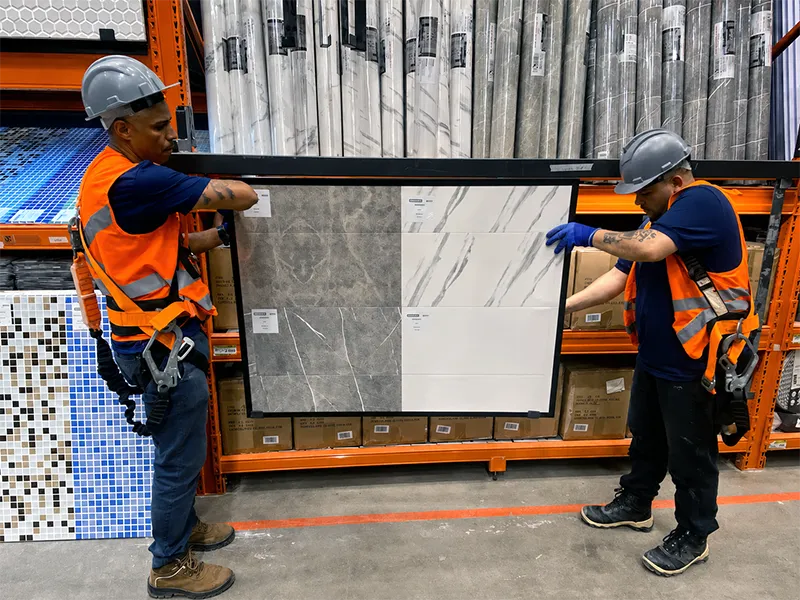 Interior da fábrica PDV Constru com linha de produção de mostruários