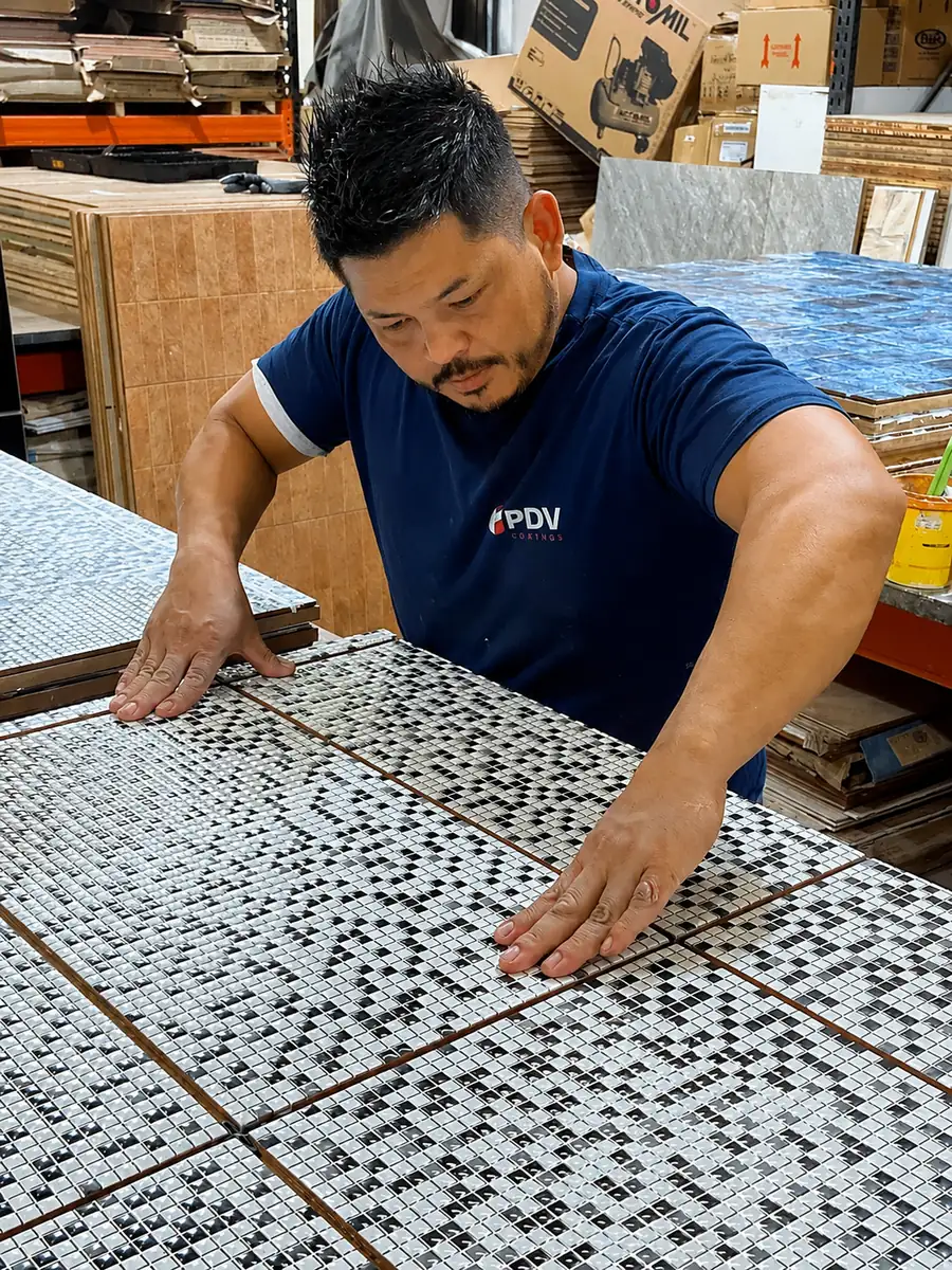 Conferência de qualidade de painéis antes da entrega para home centers