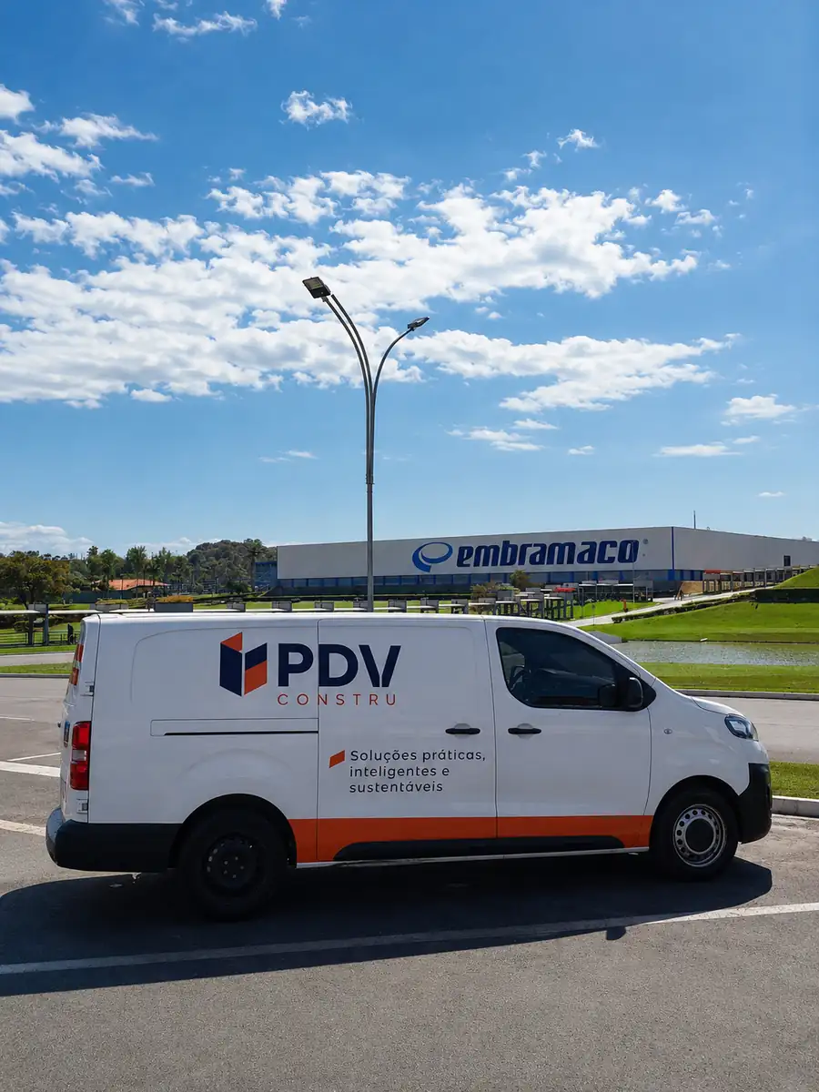 Carregamento paletizado de mostruários para entrega no varejo de construção