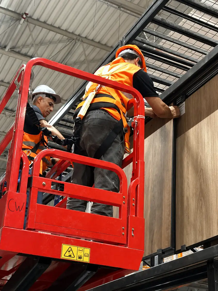 Equipe própria em campo instalando mostruários no ponto de venda