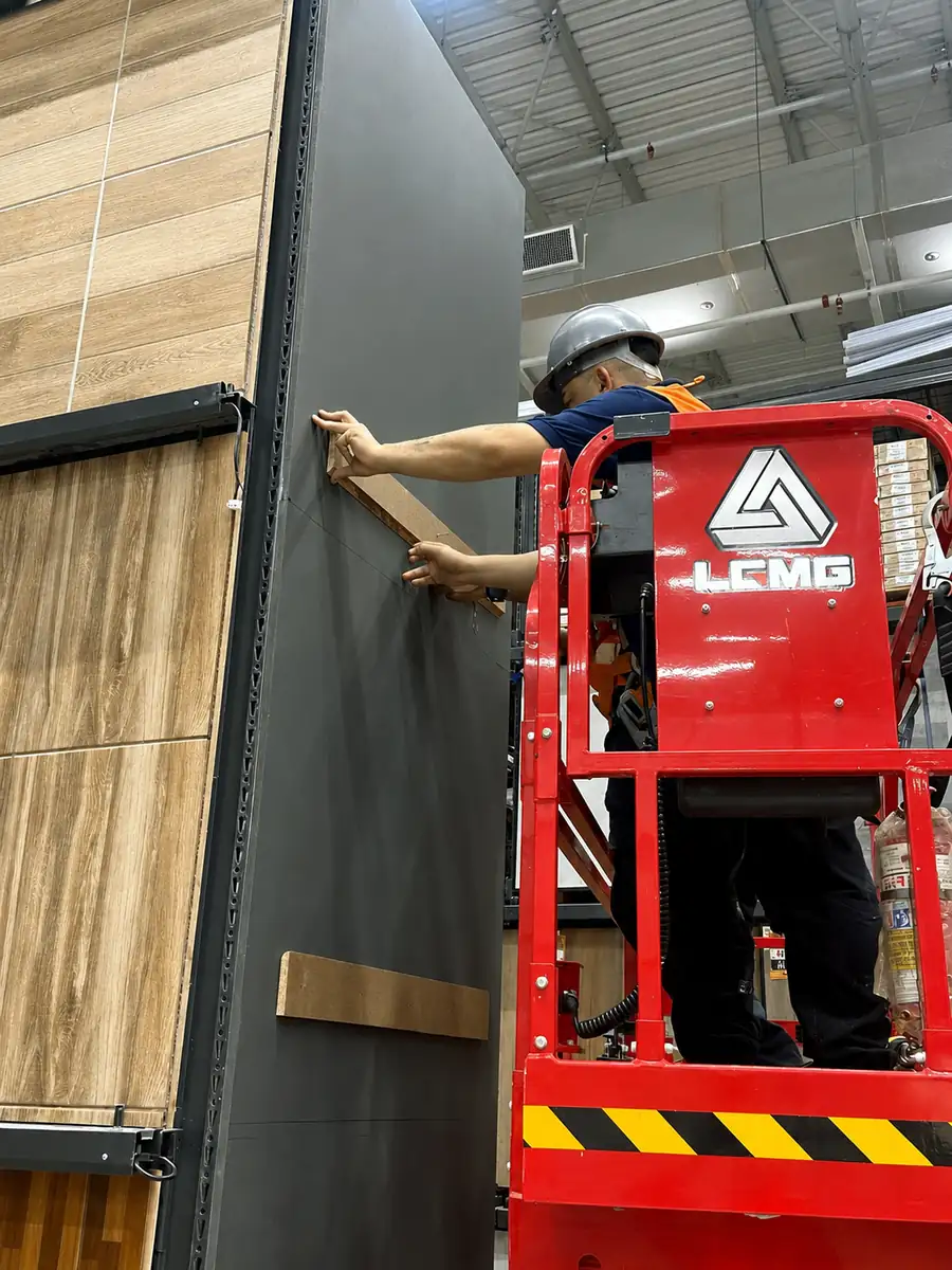 Montagem limpa de mostruários no varejo sem obra prolongada na loja