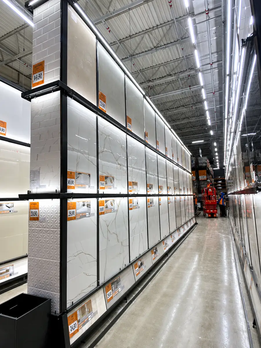 Painel expositor para grandes formatos de cerâmica e porcelanato em loja