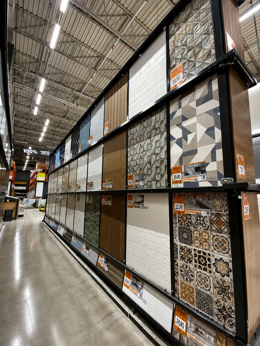 Detalhe de expositor cerâmico com amostras aplicadas em painel de MDF ou MDP