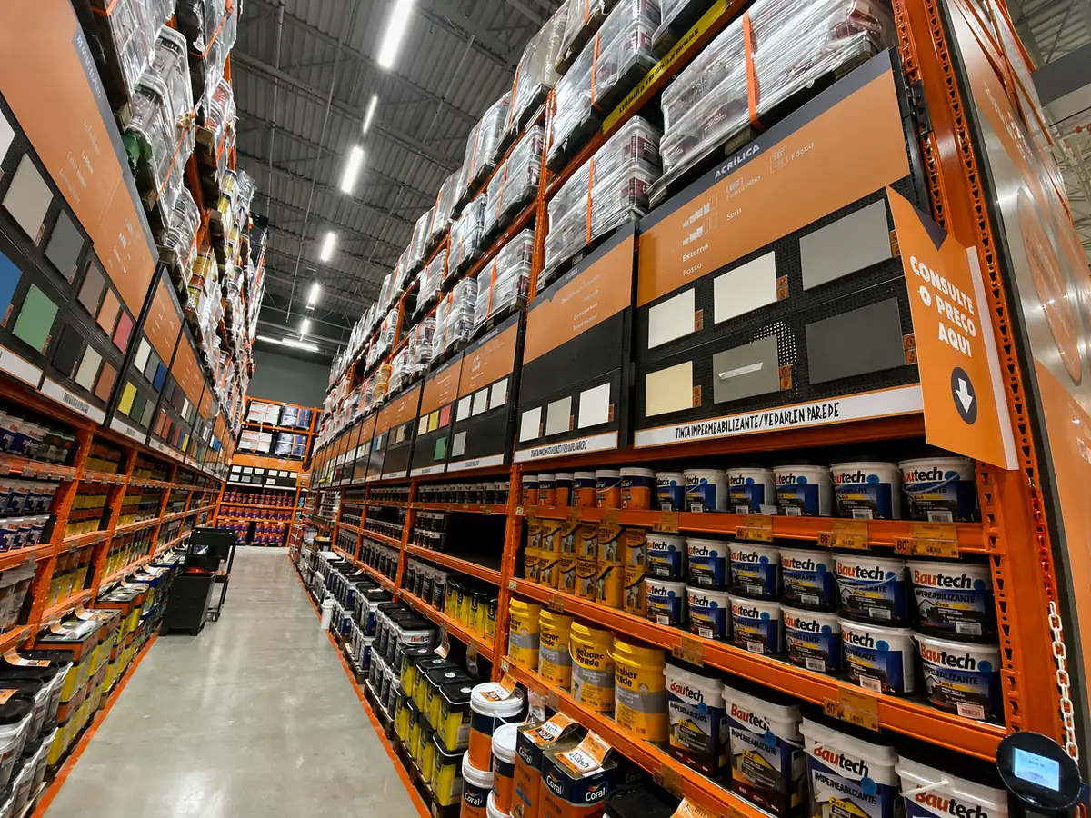 Display compacto de tintas para aproveitar espaço em loja de material de construção