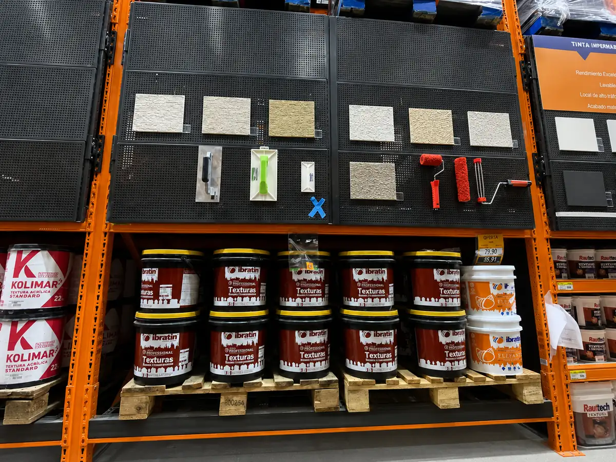 Mostruário de tons e acabamentos de tinta para visual merchandising no varejo