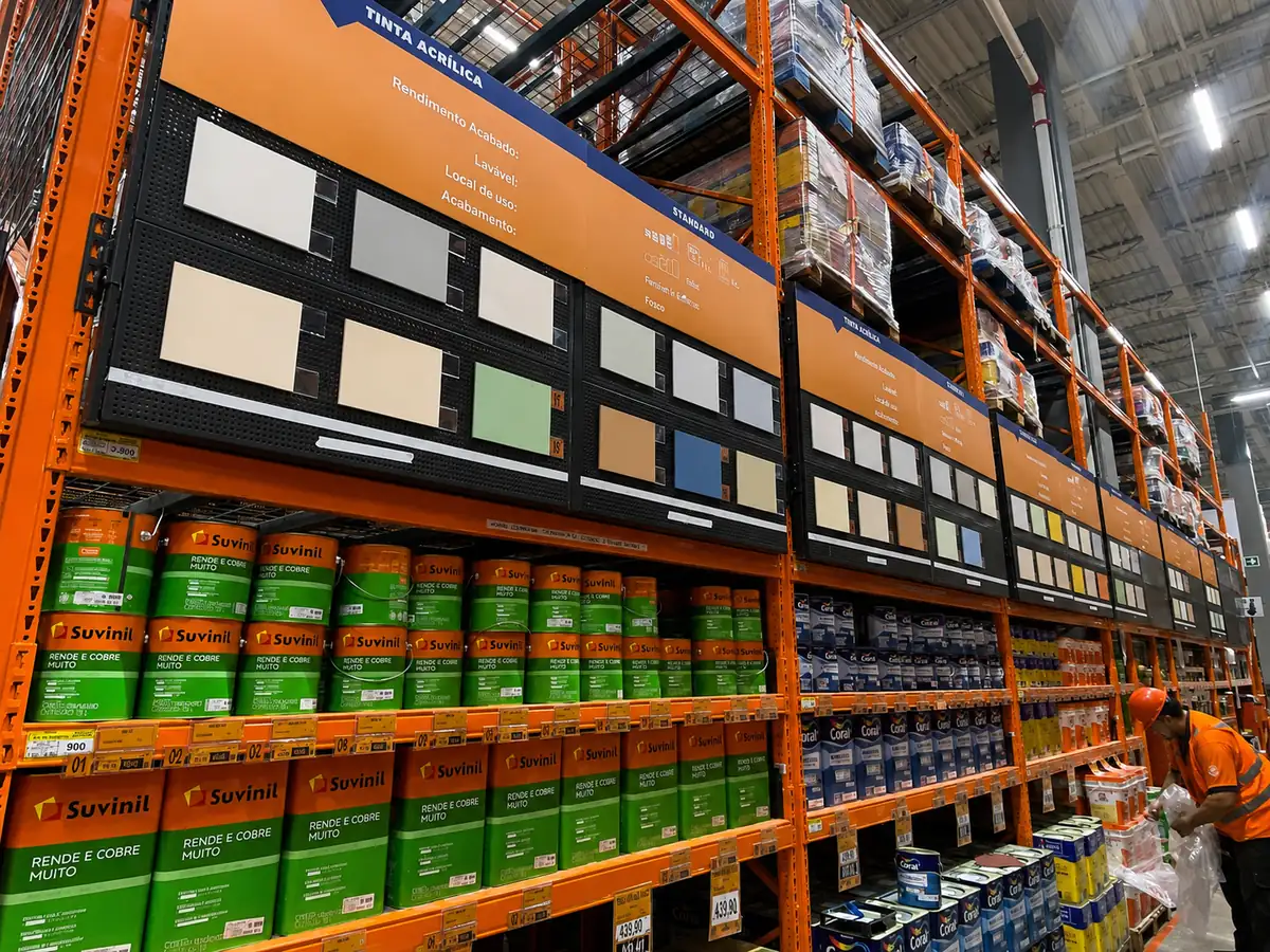 Mostruário de tintas organizado para exposição de cores em home center
