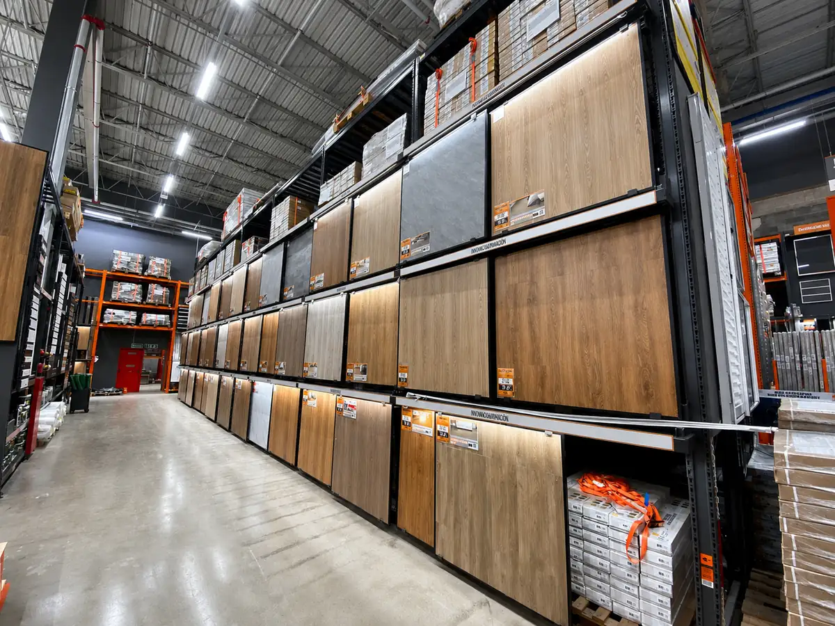 Expositor de pisos vinílicos e laminados para experiência tátil do consumidor