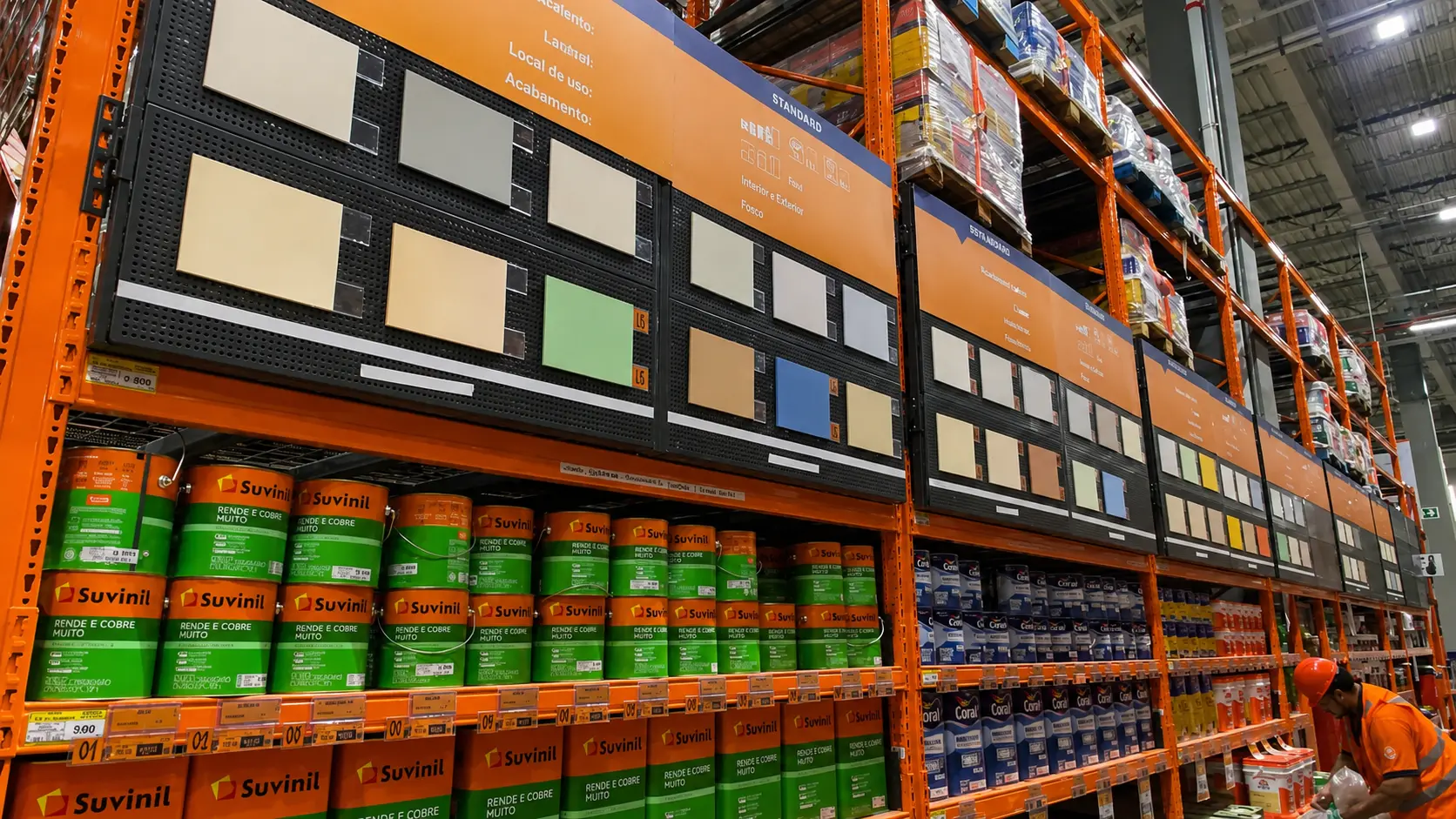 Mostruário de tintas Suvinil com cartela completa de cores e variações, organizado em display compacto no Home Center